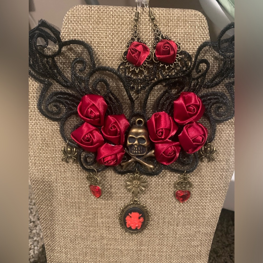 2piece set nwot choker and earrings